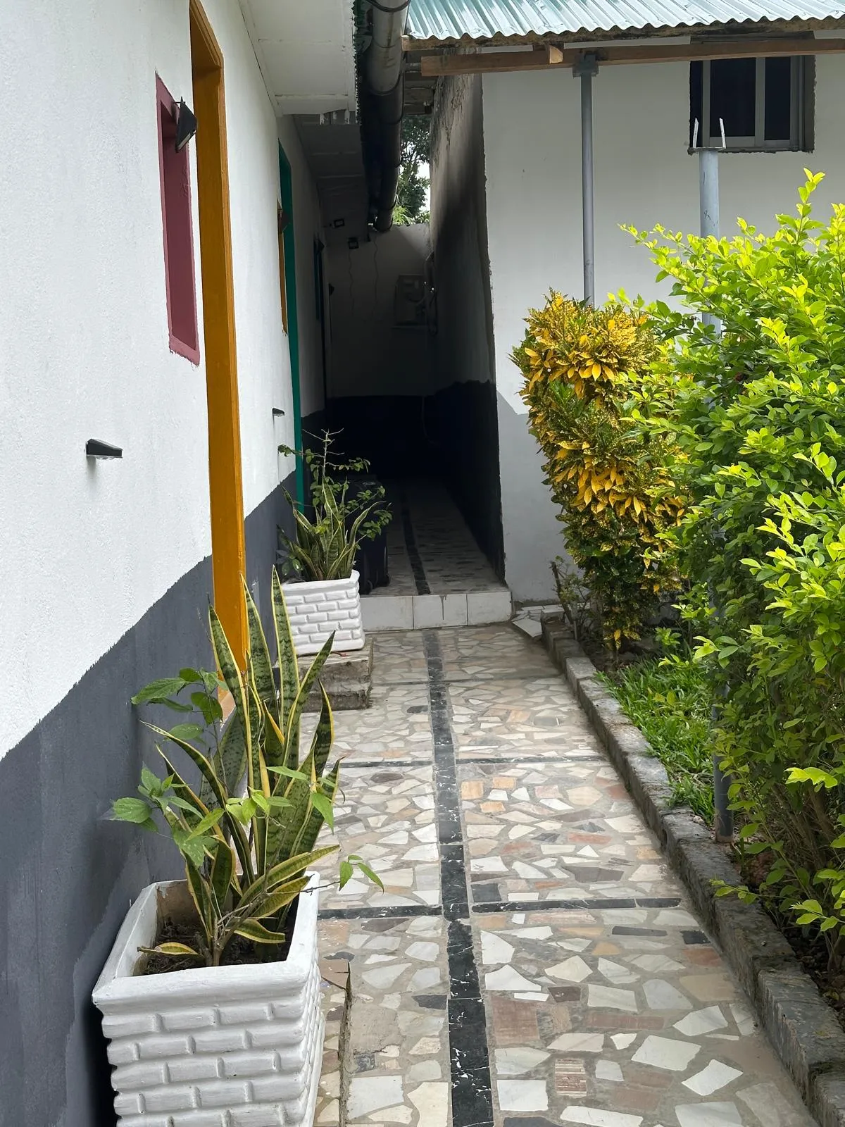 Chambre du complexe décorée d'une fresque aux chevrons colorés